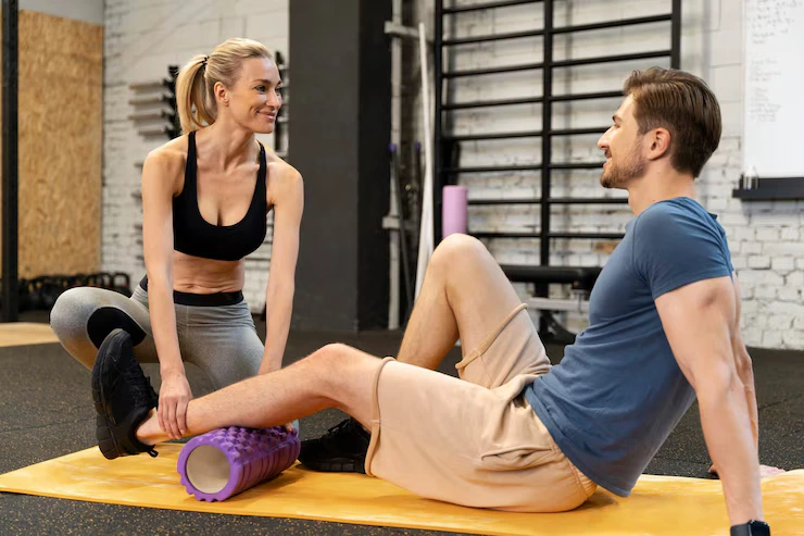 trainer-helping-beginner-gym_23-2149561905